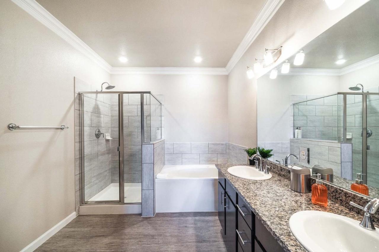 Luxury Townhomes - Evonify Stays Остін Екстер'єр фото